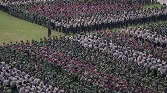 Pasukan TNI dan Polri melakukan apel pasukan pengamanan TPS Putaran kedua Pilkada DKI Jakarta di Lapangan Bhayangkara, Jakarta, Selasa (18/4).