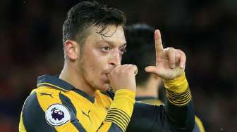 Unik, Wasit Ini Minta Mesut Ozil Tanda Tangani Kartunya