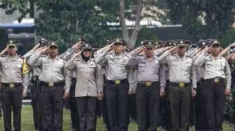 Pasukan TNI dan Polri melakukan apel pasukan pengamanan TPS Putaran kedua Pilkada DKI Jakarta di Lapangan Bhayangkara, Jakarta, Selasa (18/4).