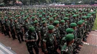 Pasukan TNI dan Polri melakukan apel pasukan pengamanan TPS Putaran kedua Pilkada DKI Jakarta di Lapangan Bhayangkara, Jakarta, Selasa (18/4).