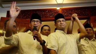 Keterangan pers mengenai hasil hitung cepat (quick count) di kediaman Prabowo, Kertanegara, Jakarta, Rabu (19/4).