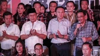 Pasangan calon Gubernur nomor urut dua Basuki Tjahaja Purnama (Ahok)-Djarot Saiful Hidayat bersama dengan partai pendukung memberikan keterangan pers di Jakarta, Rabu (19/4).