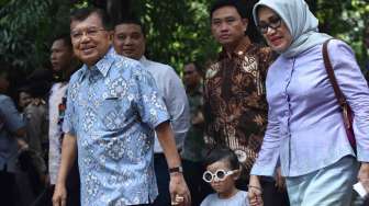 Wakil Presiden Jusuf Kalla didampingi istri Mufidah Jusuf Kalla dan keluarga memberikan suara pada Pilkada DKI Jakarta putaran kedua di TPS 3 Pulo, Kebayoran Baru, Jakarta, Rabu (19/4).