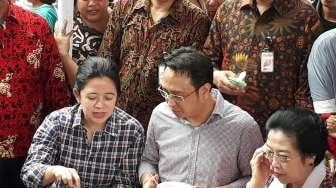 Usai Nyoblos, Mega dan Puan Makan Kerak Telor Ditonton Warga