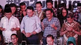 Pasangan calon Gubernur nomor urut dua Basuki Tjahaja Purnama (Ahok)-Djarot Saiful Hidayat bersama dengan partai pendukung memberikan keterangan pers di Jakarta, Rabu (19/4).