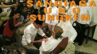 Sandiaga Uno Sungkem Orangtua Sebelum Nyoblos