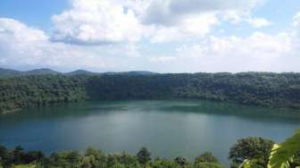 Cinta Terlarang, Kain Tenun, dan Nenek Buaya di Danau Asmara