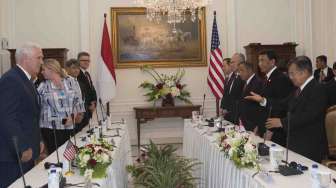 Wakil Presiden Jusuf Kalla menerima kunjungan Wakil Presiden Amerika Serikat (AS) Michael R. Pence untuk melakukan pertemuan bilateral di Istana Wakil Presiden, Jakarta, Kamis (20/4).