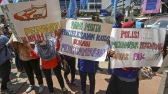 Puluhan buruh melakukan aksi unjuk rasa di depan kantor Kedutaan Besar Jepang, di Jakarta, Kamis (20/4)