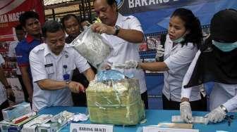 Badan Narkotika Nasional (BNN) melakukan pemusnahan barang bukti hasil tindak pidana Narkotika di gedung BNN Jakarta, Kamis (20/4).