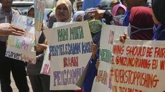 Puluhan buruh melakukan aksi unjuk rasa di depan kantor Kedutaan Besar Jepang, di Jakarta, Kamis (20/4)