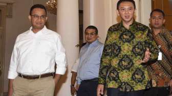 Calon Gubernur DKI Jakarta Anies Baswedan temui Gubernur DKI Jakarta Basuki Tjahaja Purnama atau Ahok di Balai Kota, Jakarta, Kamis (20/4).