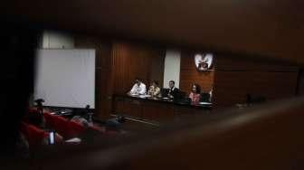 Aktivis Anti Korupsi memberikan keterangan pers di kantor KPK,Jakarta, Jumat (21/4).