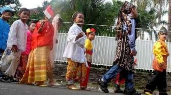 Sejumlah murid SD dan TK Ignatius Menteng melakukan karnaval di kawasan Menteng, Jakarta Pusat, Jumat (21/4).