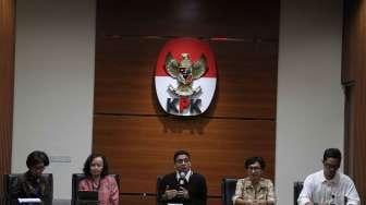 Aktivis Anti Korupsi memberikan keterangan pers di kantor KPK,Jakarta, Jumat (21/4).