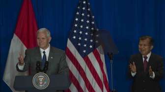 Wakil Presiden Jusuf Kalla dan Wakil Presiden Amerika Serikat (AS) Michael R. Pence hadir dalam Business Leaders and Commercial Deal Signing, Jakarta, Jumat (21/4).