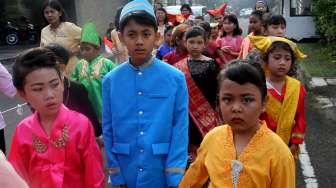 Sejumlah murid SD dan TK Ignatius Menteng melakukan karnaval di kawasan Menteng, Jakarta Pusat, Jumat (21/4).