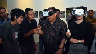 Menteri Koperasi dan UKM Anak Agung Gede Ngurah Puspayoga (kedua kanan) didampingi Ketua Panitia APFI 2017 Agung Rajasa (kedua kiri) mencoba teknologi "Virtual Reality (VR)" saat menghadiri Pameran Foto Anugerah Pewarta Foto Indonesia (APFI) 2017 di Galeria Fatahillah, Jakarta, Jumat (21/4). 