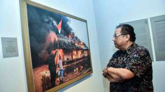 Menteri Koperasi dan UKM Anak Agung Gede Ngurah Puspayoga mengamati foto karya pewarta Antara Foto Jessica Helena Wusyang yang mendapat penghargaan "Photo of the Year" ajang Anugerah Pewarta Foto Indonesia (APFI) 2017 saat Pameran Foto APFI 2017 di Galeria Fatahillah, Jakarta, Jumat (21/4).