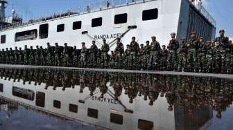 Upacara pemberangkatan Pasukan Pengamanan Perbatasan (Pamtas) Republik Indonesia (RI) dan Papua Nugini (PNG) di Dermaga Pelabuhan Tanjung Emas, Semarang, Jawa Tengah, Sabtu (22/4).