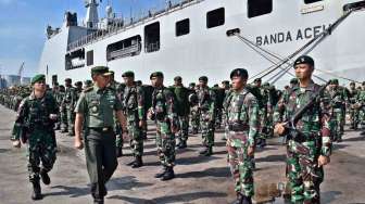 Upacara pemberangkatan Pasukan Pengamanan Perbatasan (Pamtas) Republik Indonesia (RI) dan Papua Nugini (PNG) di Dermaga Pelabuhan Tanjung Emas, Semarang, Jawa Tengah, Sabtu (22/4).