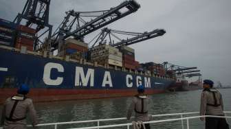 Polisi perairan memantau kapal kontainer terbesar, CMA CGM Otello, yang sandar di Jakarta International Container Terminal (JICT), Jakarta, Minggu (23/4/2017). [Antara/Rosa Panggabean]