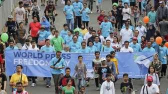 Menkominfo Rudiantara bersama Dewan Pers dan rombongan mengikuti jalan santai dalam rangka promosi Hari Kebebasan Pers Sedunia (WPFD) di momen Car Free Day (CFD) di Jakarta, Minggu (23/4/2017). [Suara.com/Kurniawan Mas'ud]