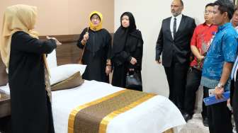 Menko PMK Puan Maharani (ketiga kiri) bersama Menkes Nila Djuwita F Moeloek meninjau fasilitas hotel untuk pemondokan jamaah haji di Makkah, Arab Saudi, Sabtu (22/4/2017). [Antara/Humas Kemenko PMK]