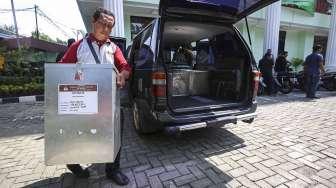 Petugas Pemilihan Kecamatan (PPK) dan Panitia Pemungutan Suara (PPS) Kecamatan Menteng siap mengantarkan logistik Pilkada DKI Jakarta 2017 hasil rapat pleno tingkat kecamatan di Jakarta, Senin (24/7/2017). [Suara.com/Kurniawan Mas'ud]