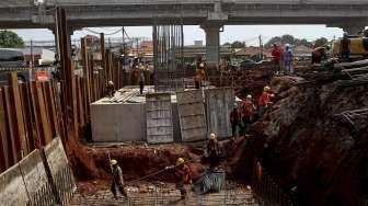 Pekerja memasang rangka baja untuk membuat tiang pondasi pembangunan proyek Tol Becakayu di Kalimalang, Jakarta, Senin (24/4/2017). [Suara.com/Kurniawan Mas'ud]