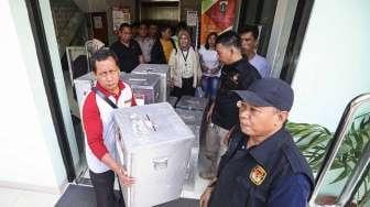 Petugas Pemilihan Kecamatan (PPK) dan Panitia Pemungutan Suara (PPS) Kecamatan Menteng mengantarkan logistik Pilkada DKI Jakarta 2017 hasil rapat pleno tingkat kecamatan di Jakarta, Senin (24/7/2017). [Suara.com/Kurniawan Mas'ud]