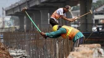 Sejumlah pekerja meneruskan pekerjaan pembangunan proyek Tol Becakayu di Kalimalang, Jakarta, Senin (24/4/2017). [Suara.com/Kurniawan Mas'ud]