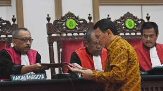 Terdakwa kasus penodaan agama, Basuki Tjahaja Purnama (Ahok), menyerahkan nota pembelaaan kepada Majelis Hakim, saat sidang lanjutan di Auditorium Kementerian Pertanian, Jakarta, Selasa (25/4/2017). [Antara/Indrianto Eko Suwarso]