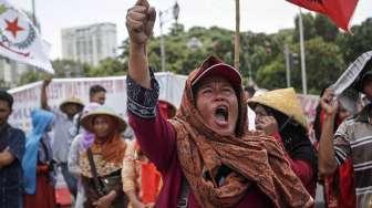 Protes ratusan petani korban konflik lahan di Telukjambe Karawang, Jawa Barat, yang menggelar aksi kubur diri di depan Istana Negara, Jakarta, Selasa (25/4/2017). [Suara.com/Kurniawan Mas'ud]