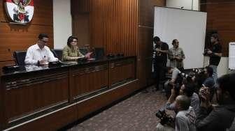 Wakil Ketua KPK Basaria Panjaitan memberikan keterangan pers terkait penetapan tersangka kasus Bantuan Likuiditas Bank Indonesia (BLBI) di Gedung KPK, Jakarta, Selasa (25/4/2017). [Suara.com/Oke Atmaja]