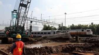 Sejumlah alat berat dioperasikan untuk mengerjakan pembangunan proyek rel dwiganda atau Double-Double Track (DDT) Manggarai-Cikarang, di kawasan Stasiun Manggarai, Jakarta, Selasa (25/4/2017). [Suara.com/Oke Atmaja]