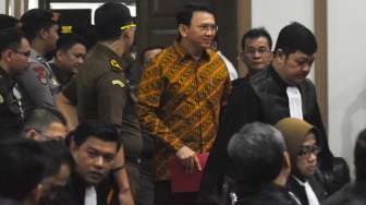 Terdakwa kasus penodaan agama, Basuki Tjahaja Purnama (Ahok), saat tiba di ruangan untuk menjalani sidang lanjutan dengan agenda pembacaan pleidoi, di Auditorium Kementerian Pertanian, Jakarta, Selasa (25/4/2017). [Antara/Indrianto Eko Suwarso]