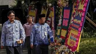 Deretan karangan bunga membanjiri Balai Kota DKI Jakarta, yang rata-rata bertuliskan ucapan terima kasih kepada Gubernur Basuki Tjahaja Purnama (Ahok) dan Wakil Gubernur Djarot Saiful Hidayat, Selasa (25/4/2017). [Suara.com/Kurniawan Mas'ud]