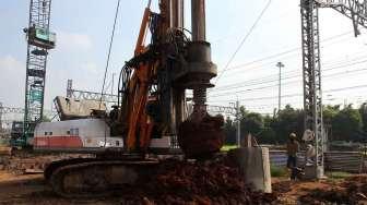 Sejumlah alat berat dioperasikan untuk mengerjakan pembangunan proyek rel dwiganda atau Double-Double Track (DDT) Manggarai-Cikarang, di kawasan Stasiun Manggarai, Jakarta, Selasa (25/4/2017). [Suara.com/Oke Atmaja]