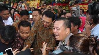Warga DKI Jakarta menyambangi Balai Kota, Jakarta, Rabu (26/4).