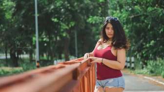 Kata Siapa Model Pro Harus Langsing? Perempuan Ini Buktinya