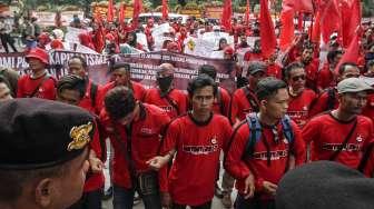 Aksi ratusan buruh yang tergabung dalam Federasi Serikat Buruh Karya Utama (FSBKU) ketika melakukan aksi unjuk rasa di depan gedung Kementerian BUMN di Jakarta, Kamis (27/4/2017). [Suara.com/Kurniawan Mas'ud]