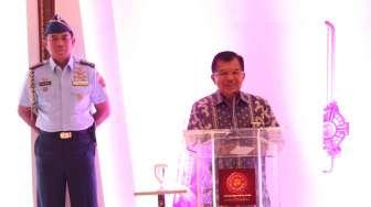 Wakil Presiden Jusuf Kalla saat berpidato di pembukaan pameran otomotif Indonesia International Motor Show (IIMS) 2017 di JIExpo Kemayoran, Jakarta, Kamis (27/4/2017). [Suara.com/Oke Atmaja]