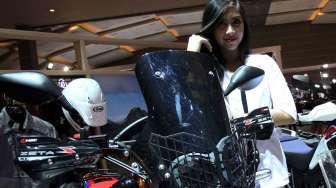 Penampilan sales promotion girl (SPG) di perhelatan pameran otomotif Indonesia International Motor Show 2017 di JIExpo Kemayoran, Jakarta, Kamis (27/4/2017). [Suara.com/Oke Atmaja]