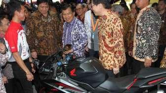 Wakil Presiden Jusuf Kalla mengamati produk yang dipamerkan di pameran otomotif Indonesia International Motor Show (IIMS) 2017 di JIExpo Kemayoran, Jakarta, Kamis (27/4/2017). [Suara.com/Oke Atmaja]