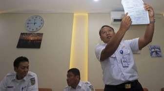 Sejumlah pimpinan Daerah Operasional I PT KAI saat menggelar konferensi pers terkait pembebasan lahan untuk program double-double track (DDT) di kawasan RT 12 Manggarai, Jakarta, Kamis (27/4/2017). [Suara.com/Kurniawan Mas'ud]