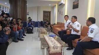 Sejumlah pimpinan Daops I PT KAI saat menggelar konferensi pers terkait pembebasan lahan untuk program double-double track (DDT) di kawasan RT 12 Manggarai, Jakarta, Kamis (27/4/2017). [Suara.com/Kurniawan Mas'ud]