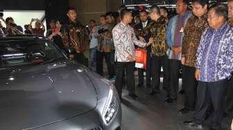 Wakil Presiden (Wapres) Jusuf Kalla (JK) memperhatikan salah satu produk di pameran otomotif Indonesia International Motor Show (IIMS) 2017 di JIExpo Kemayoran, Jakarta, Kamis (27/4/2017). [Suara.com/Oke Atmaja]
