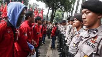 Aksi ratusan buruh yang tergabung dalam Federasi Serikat Buruh Karya Utama (FSBKU) saat melakukan aksi unjuk rasa di depan gedung Kementerian BUMN di Jakarta, Kamis (27/4/2017). [Suara.com/Kurniawan Mas'ud]