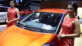 Penampilan para sales promotion girl (SPG) di perhelatan Indonesia International Motor Show 2017 di JIExpo Kemayoran, Jakarta, Kamis (27/4/2017). [Suara.com/Oke Atmaja]